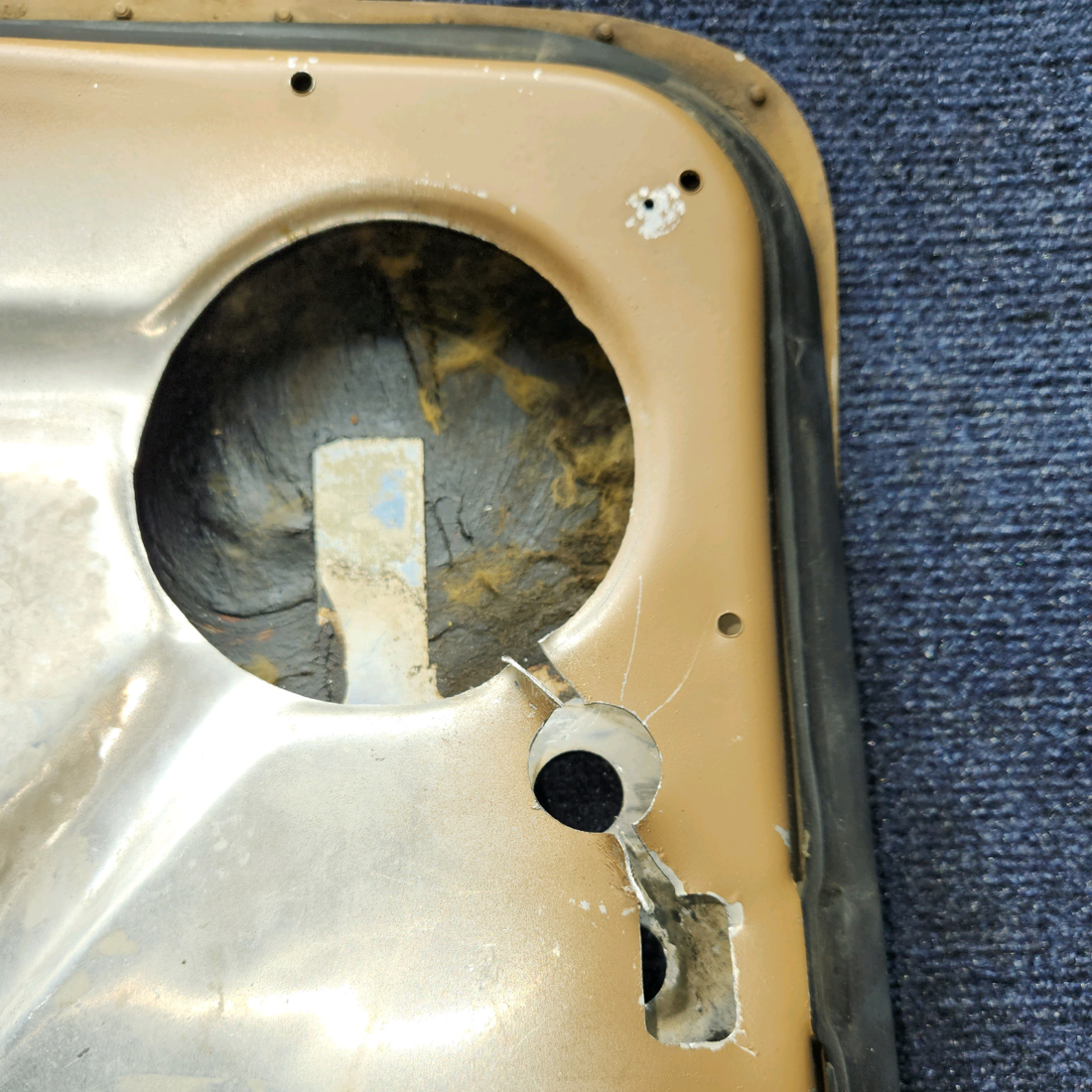 Used aircraft parts for sale, 0711101-33 Cessna 172E Baggage Door Structure