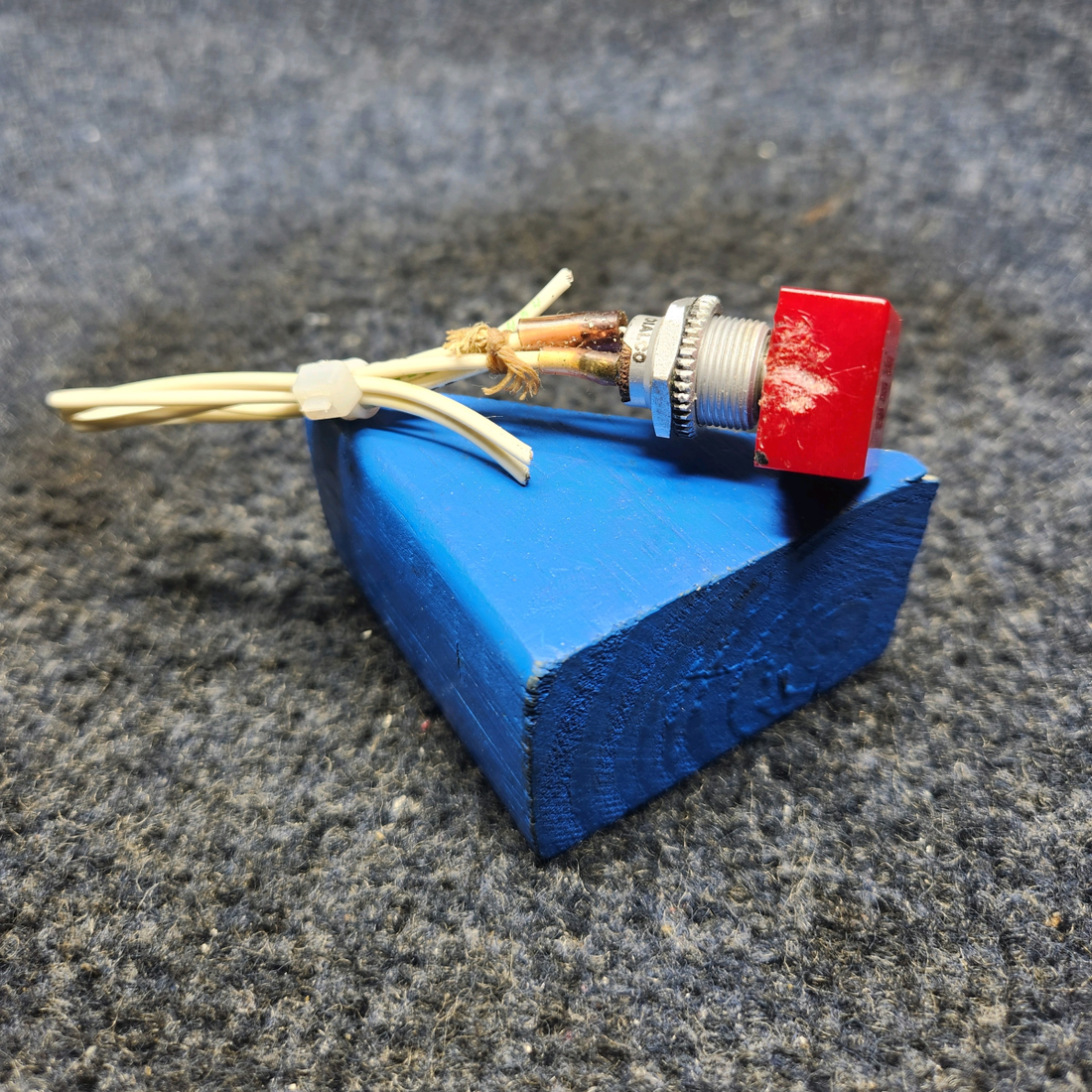 Used aircraft parts for sale, 67422-011 Piper PA32RT-300 UNSAFE GEAR LIGHT INDICATOR