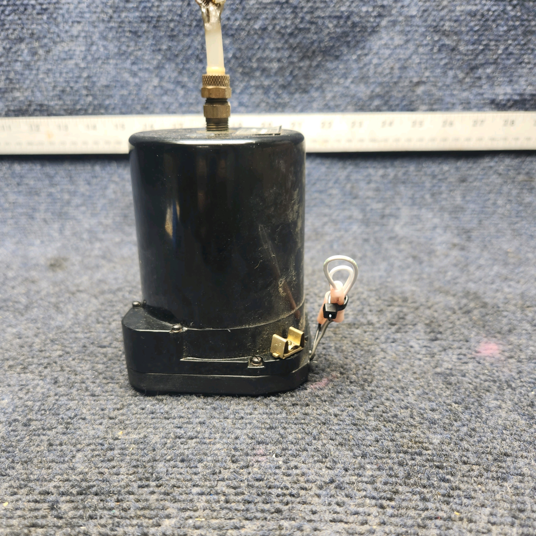 Used aircraft parts for sale, 7040 United Instruments Beechcraft F33A VERTICAL SPEED INDICATOR