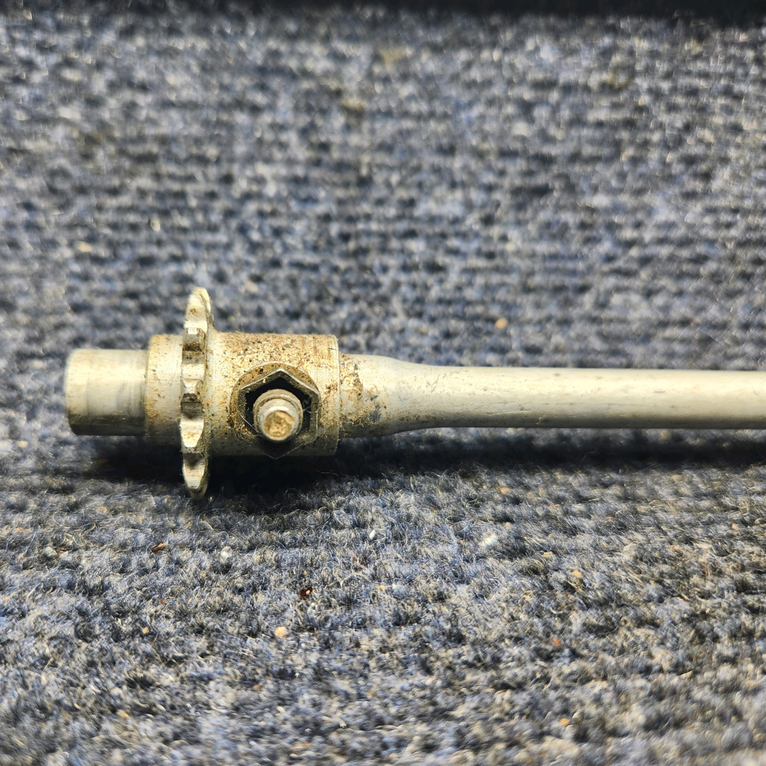 Used aircraft parts for sale, 95-324006-71 BEECHCRAFT 95-55B Aileron Tab Control Shaft & Knob