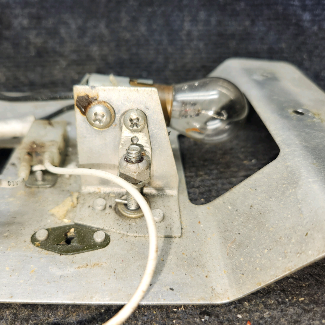 Used aircraft parts for sale, 0511325-1 cessna 172N Overhead Console Support Assembly