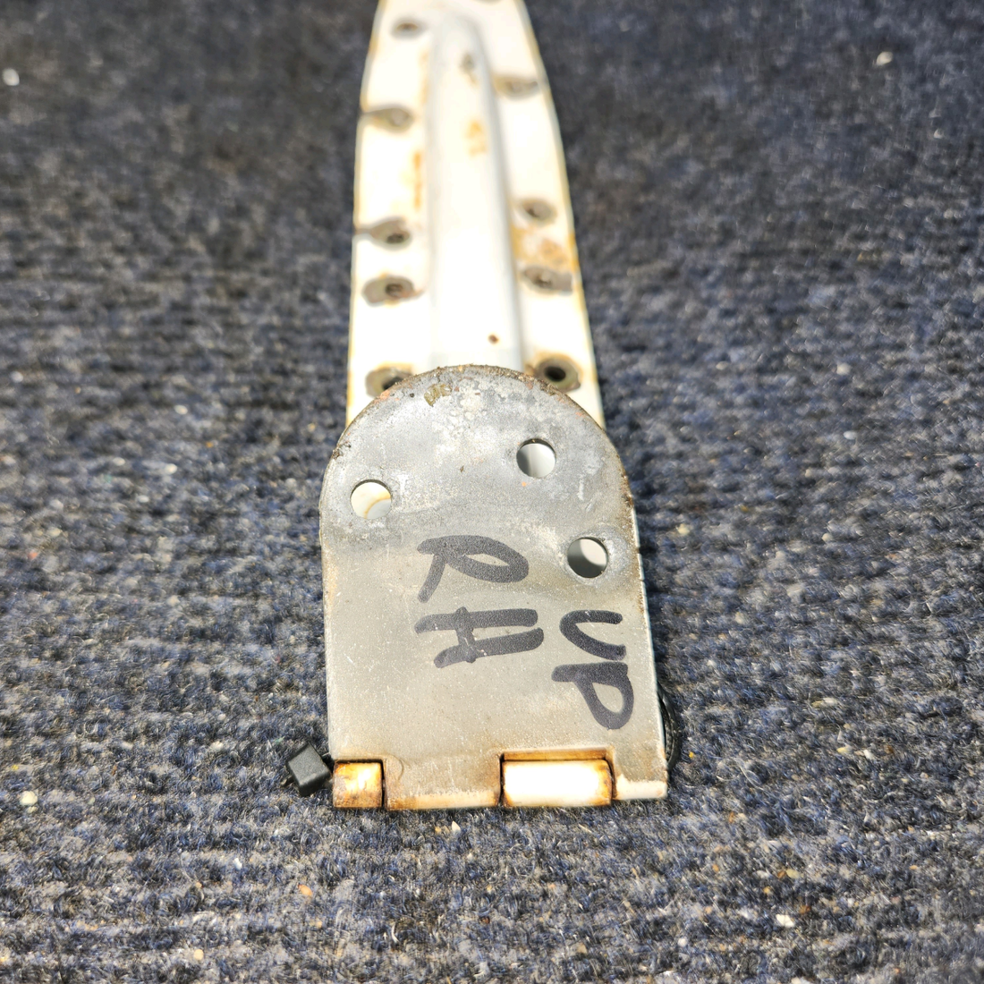 Used aircraft parts for sale, 0511280-2 Cessna C172RG CABIN DOOR HINGE ASSY UPPER RH