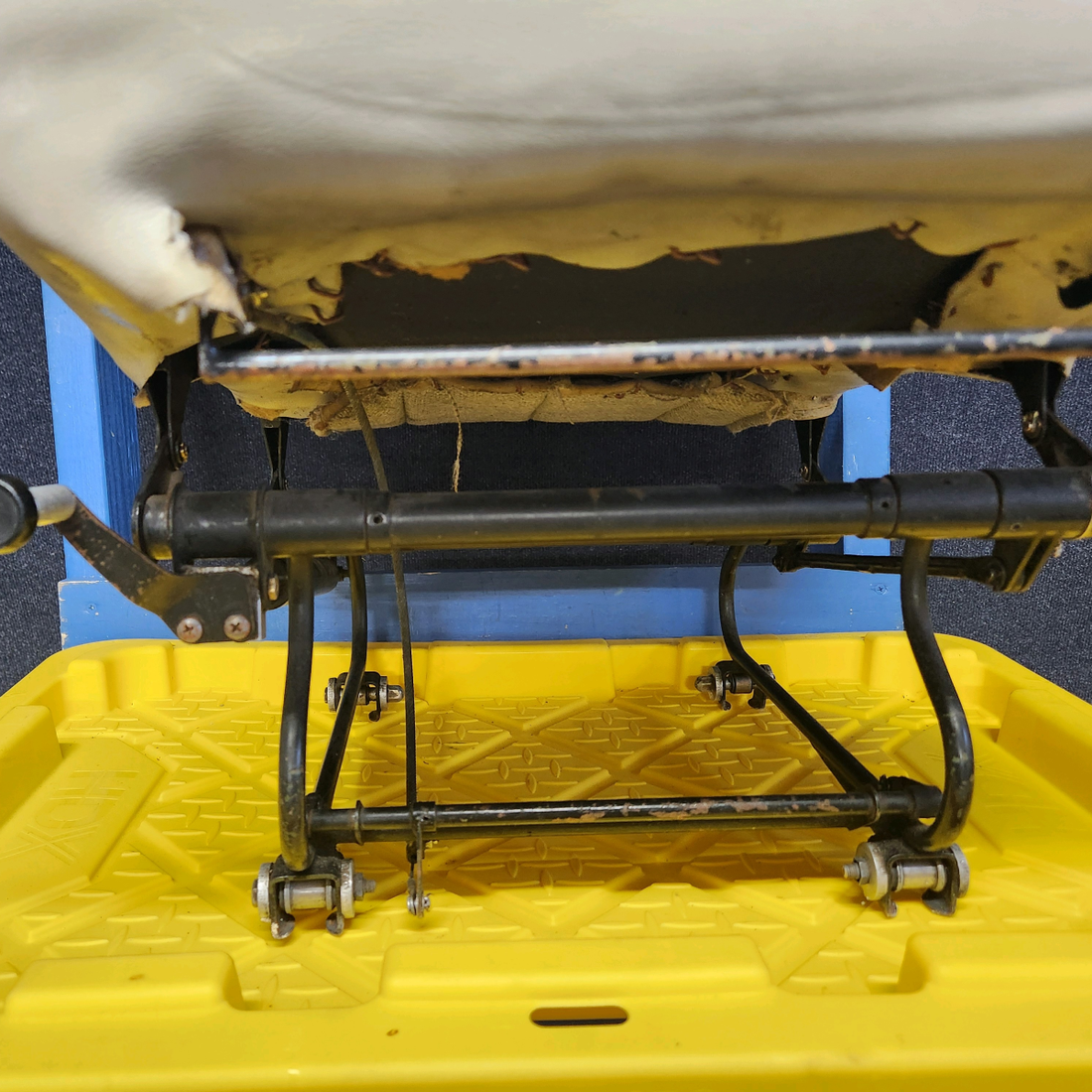Used aircraft parts for sale, 89026-003 PIPER PA28-161 Warrior III SEAT ASSEMBLY RH-COPILOT   MECHANICAL GOOD CONDITIONS