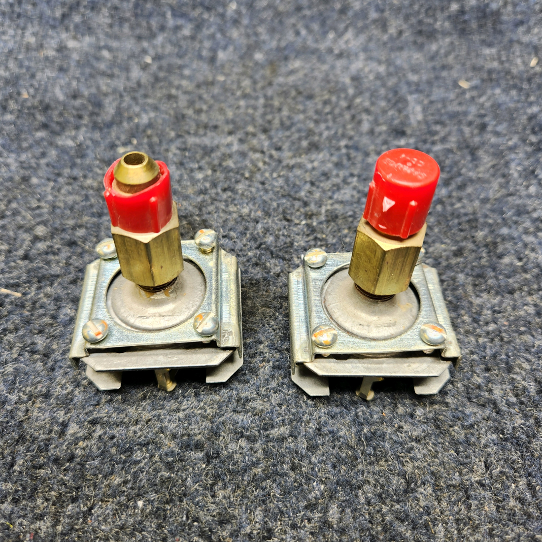 Used aircraft parts for sale, 5-1365B PIPER PA28RT-201 ROCHESTER OIL PRESSURE  GAUGE-MECHANICAL GAUGE. PRICE PER EACH