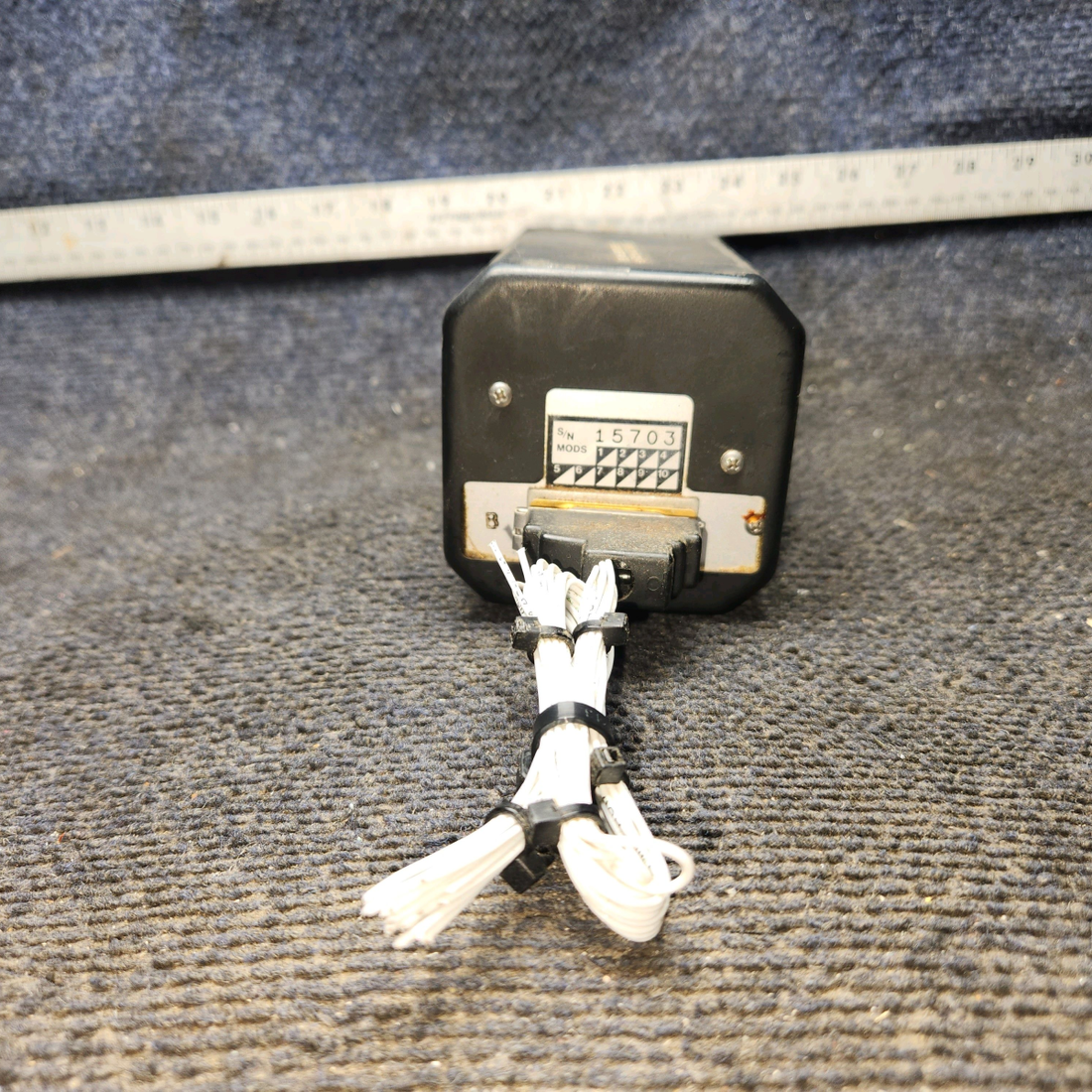 Used aircraft parts for sale, ID-824 Narco Beechcraft 35-33 VOR-LOC  Indicator w/ Connector