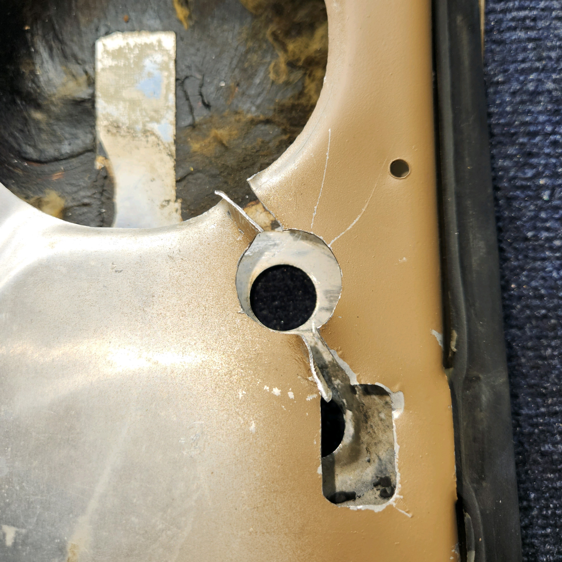 Used aircraft parts for sale, 0711101-33 Cessna 172E Baggage Door Structure