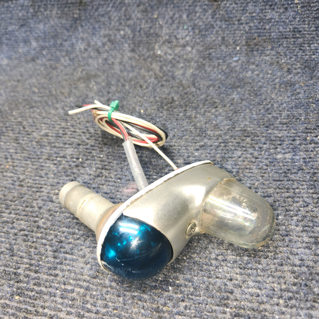 Used aircraft parts for sale, 472-895 Piper PA28-140 Nav Light Assy w/ Green Strobe – 14 volts