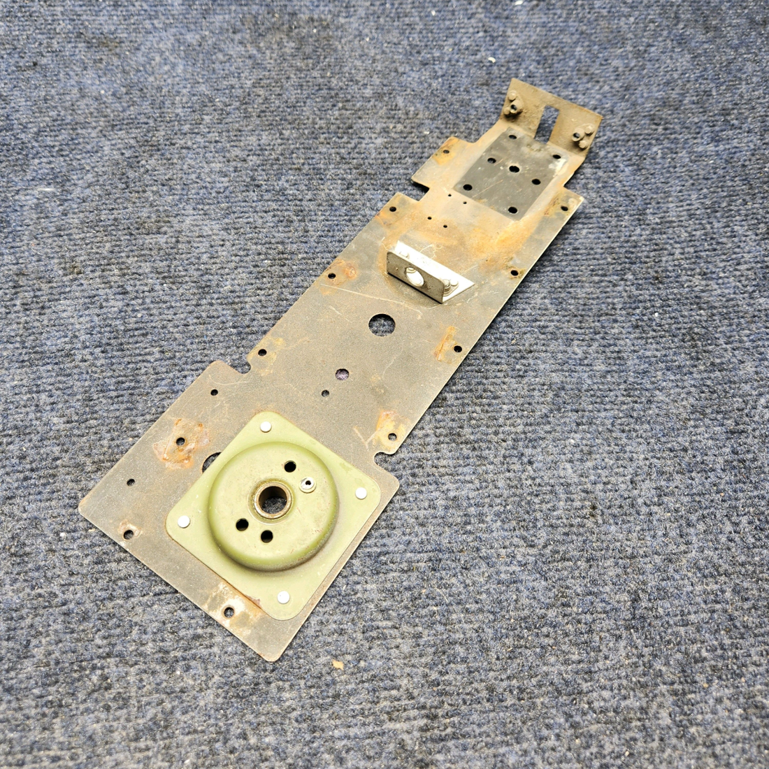 Used aircraft parts for sale, 0413387 Cessna C 172 CABIN DOOR LATCH PLATE RH