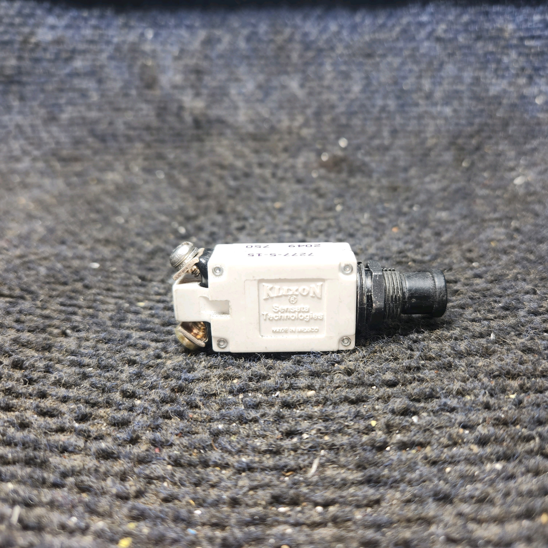 Used aircraft parts for sale, 7277-5-15 Klixon 7277 cessna 150G Push-Pull Circuit Breaker - 15 Amps