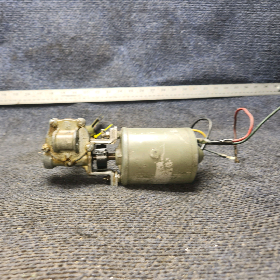 Used aircraft parts for sale, C301002-0305 Cessna 182G Flap Actuator Assembly