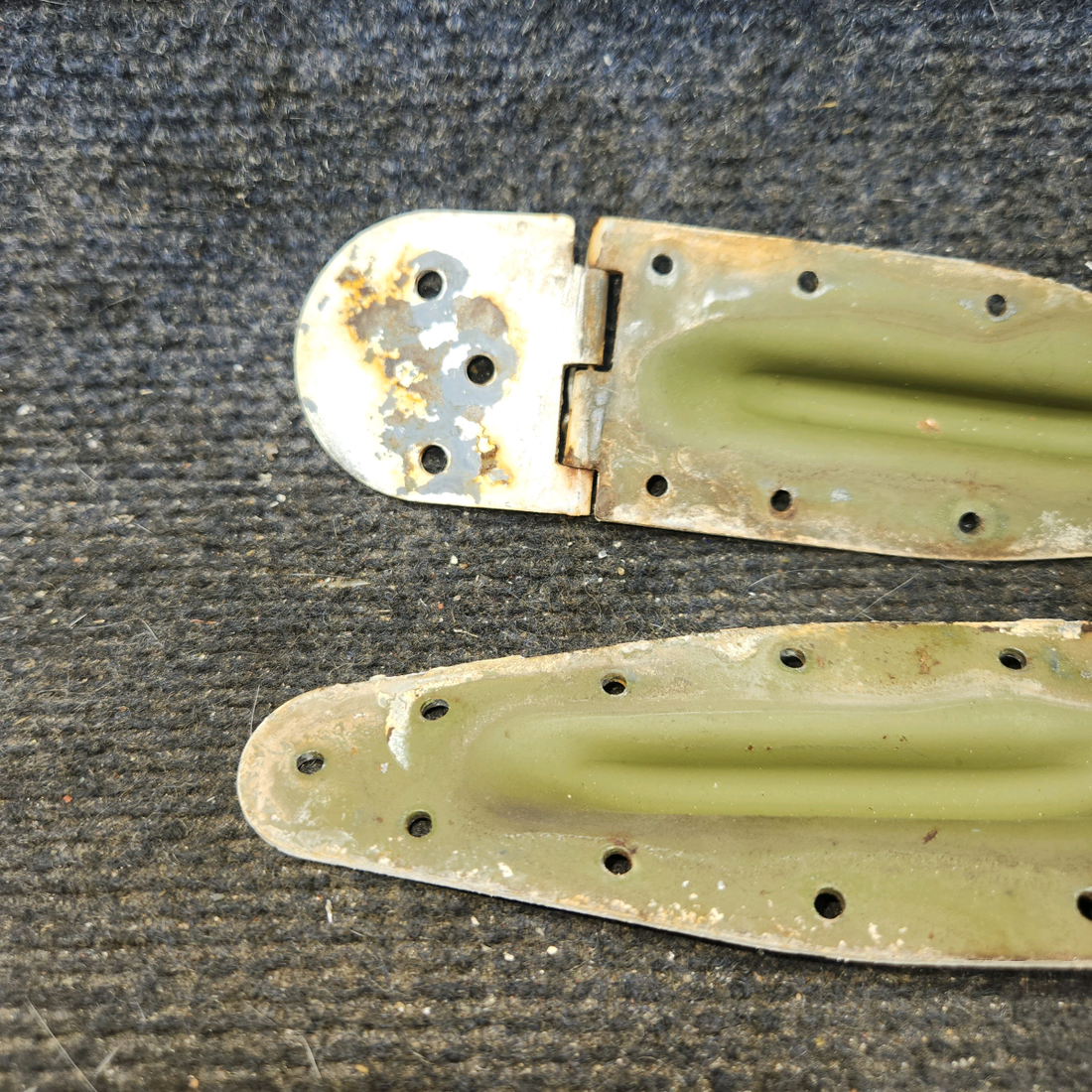 Used aircraft parts for sale, 0517019-3 cessna 172N Hinge Half
