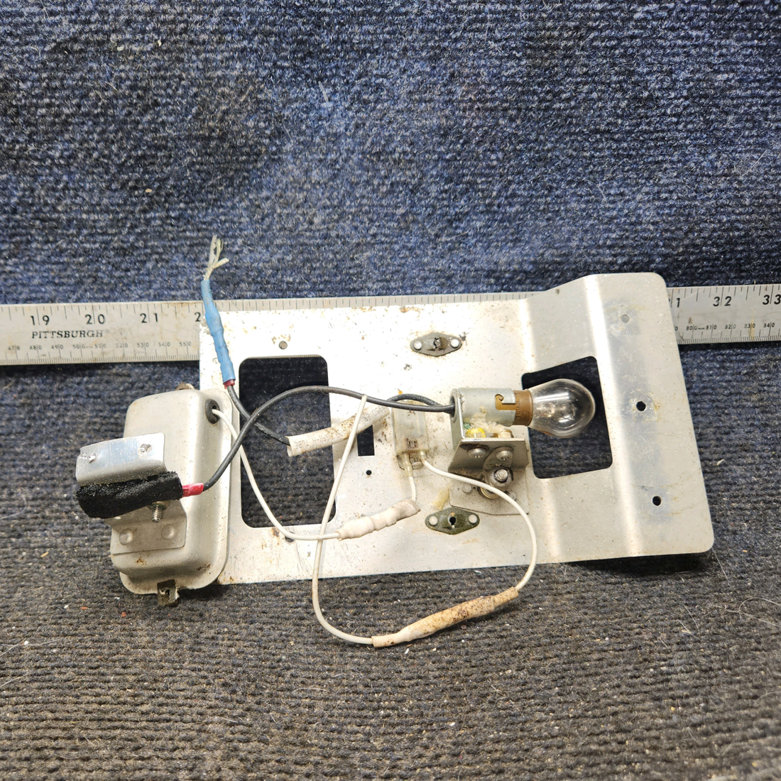 Used aircraft parts for sale, 0511325-1 cessna 172N Overhead Console Support Assembly