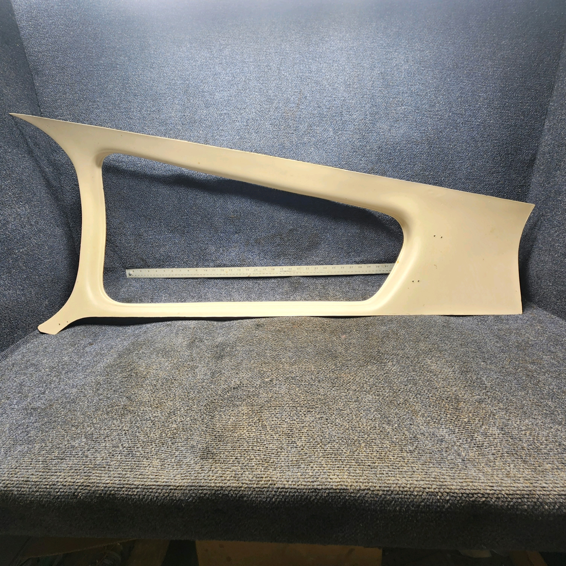 Used aircraft parts for sale, 95-420015-94 BEECHCRAFT 95-55B Aft Window Molding - RH