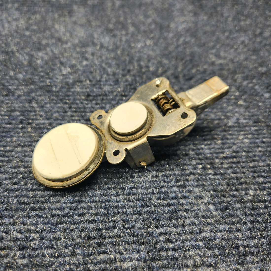 Used aircraft parts for sale, S2455-1 Cessna PIPER- CESSNA-BEECH- MOONEY VARIOS CESSNA 172P BAGGAGE DOOR LATCH ASSEMBLY