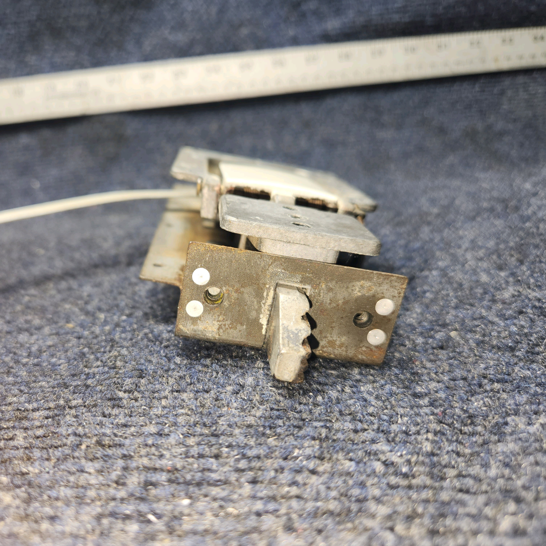 Used aircraft parts for sale, 0413387-4 Cessna C-150J Door Latch Assy RH