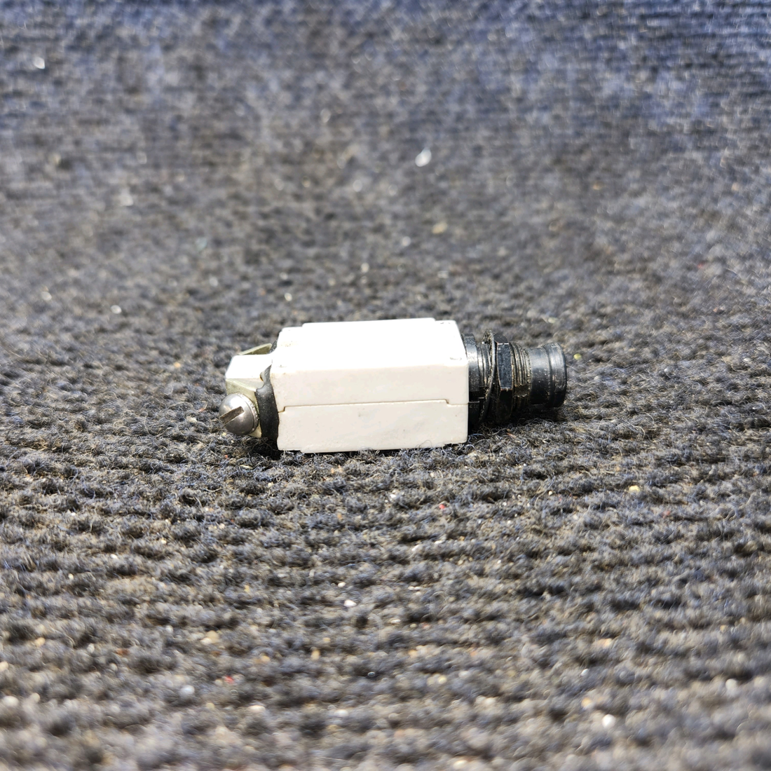Used aircraft parts for sale, 7277-2-4 klixon Cessna 182G Circuit Breaker 4 AMP