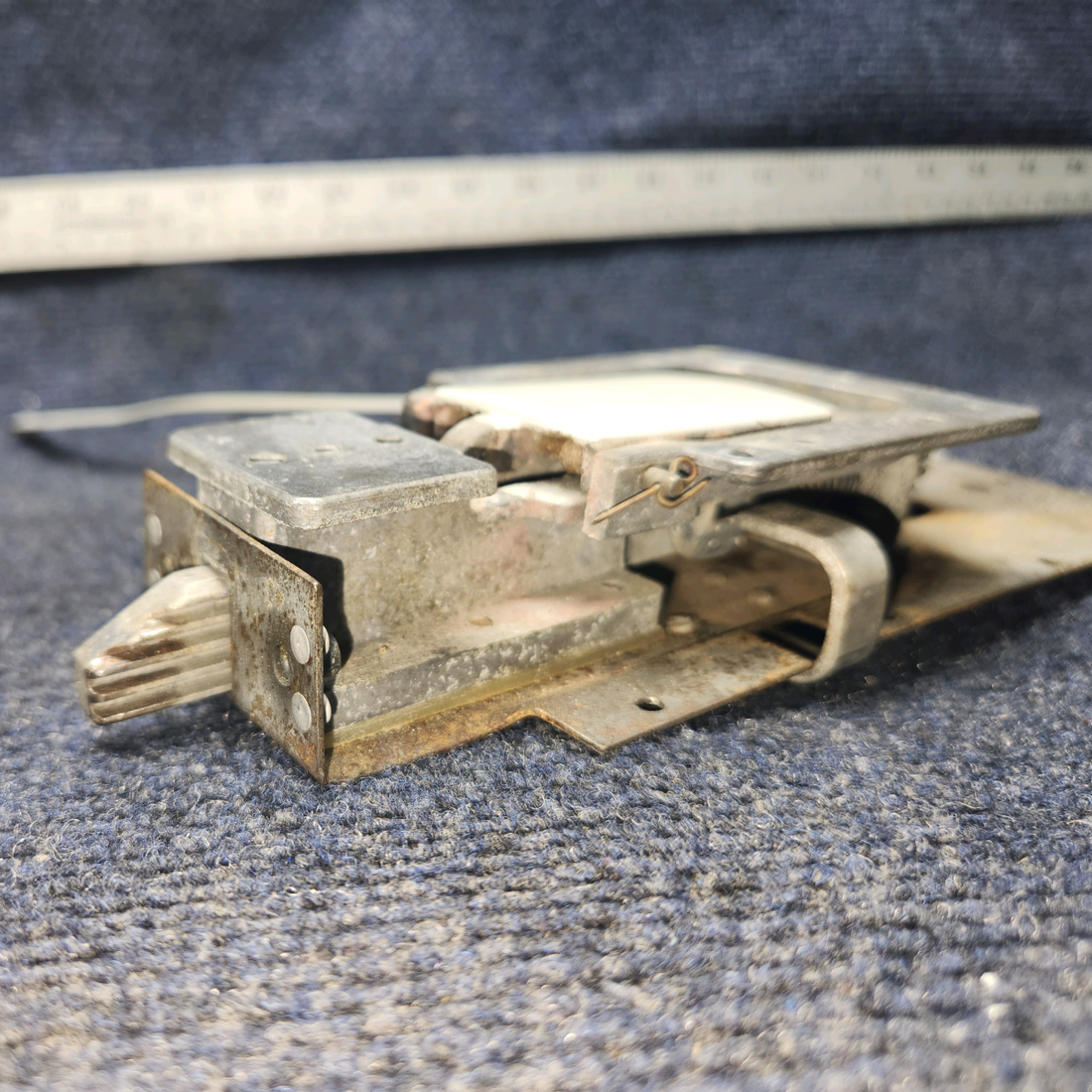 Used aircraft parts for sale, 0413387-4 Cessna C-150J Door Latch Assy RH