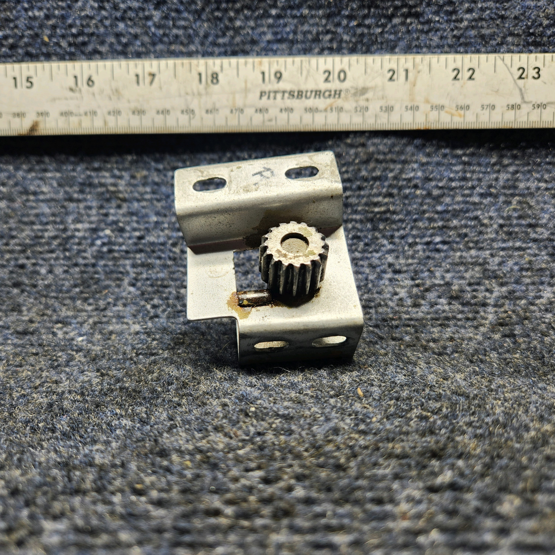 Used aircraft parts for sale, 0511262-2 CESSNA 172K CABIN DOOR ROTARY CLUTCH ASSEMBLY RH
