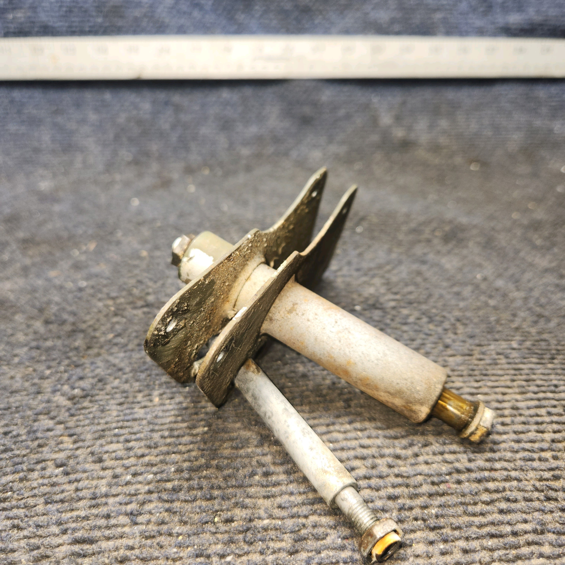 Used aircraft parts for sale, 0523223 cessna 150G Aileron Bellcrank Assembly – LH