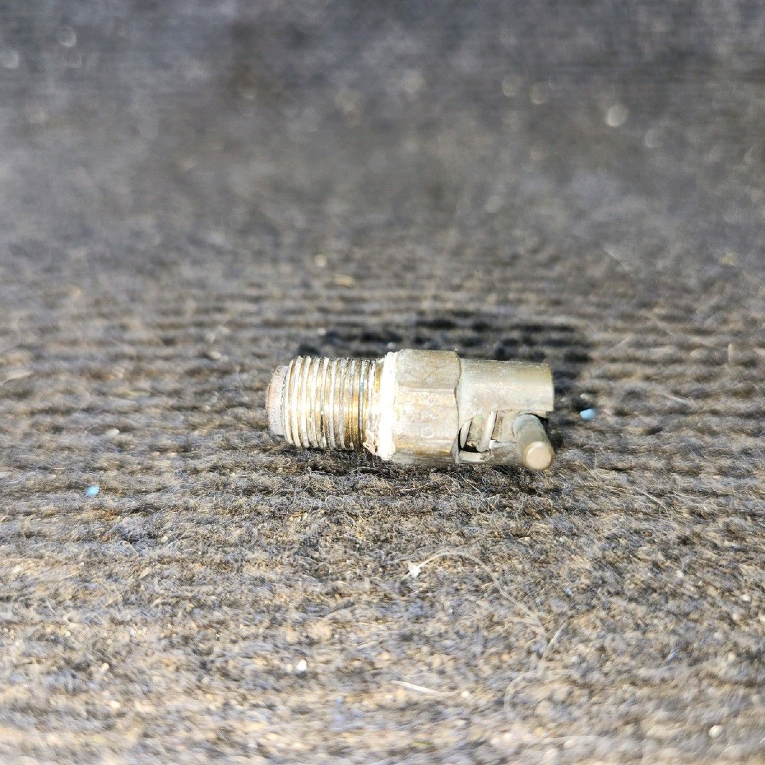 Used aircraft parts for sale, 492-022 piper PA-28-181 Fuel Drain Valve