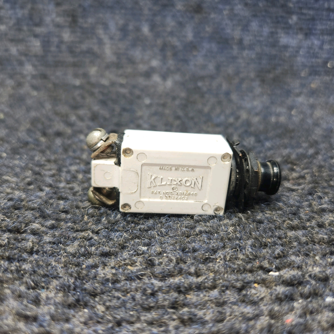 Used aircraft parts for sale, MS26574-10 klixon BEECHCRAFT 95-55B Push-Pull Circuit Breaker - 10 Amps