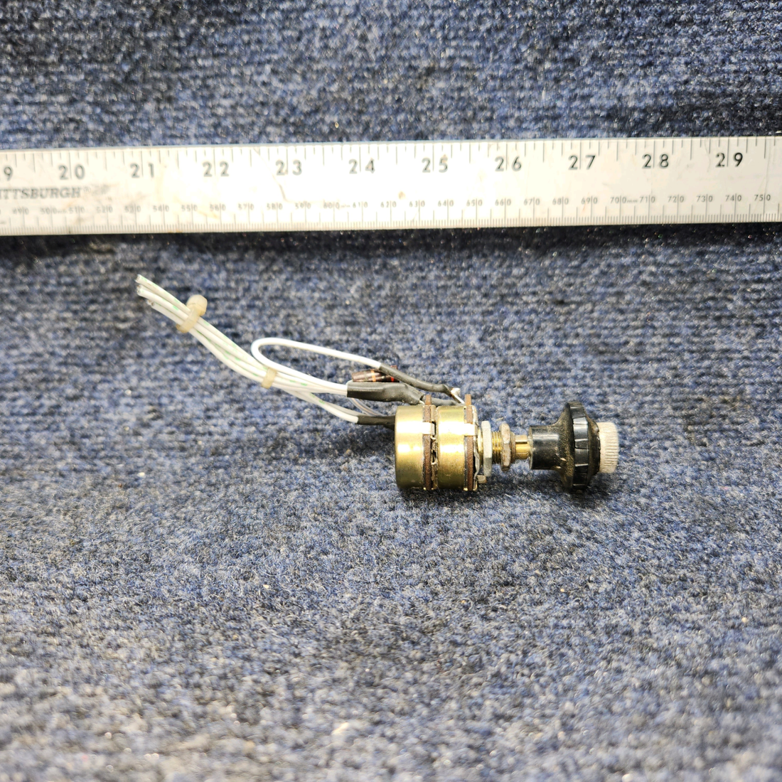 Used aircraft parts for sale, S2091-7 Cessna 172RG Resistor Panel Light W/Knob