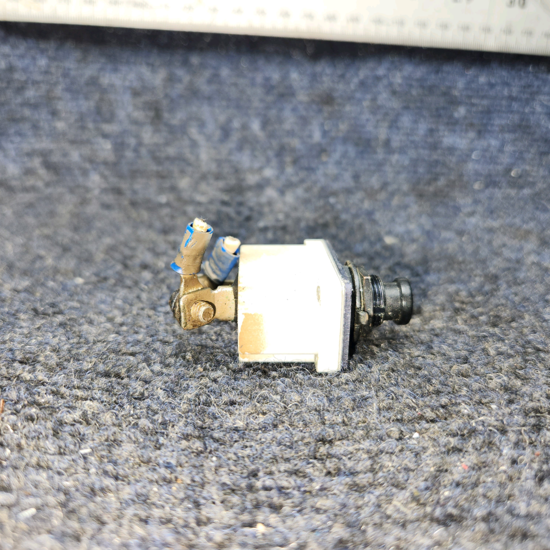 Used aircraft parts for sale, D7271‑8‑20 klixon BEECHCRAFT 95-55B Push/Pull Thermal Circuit Breaker