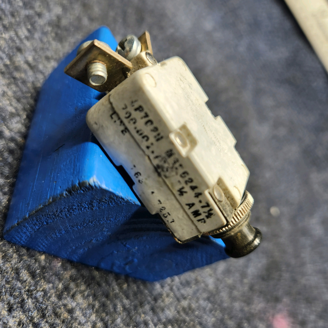 Used aircraft parts for sale, MS25244-7 1/2 Mecanical  products CIRCUIT BREAKER 7 1/2 AMP - PRICE PER EACH