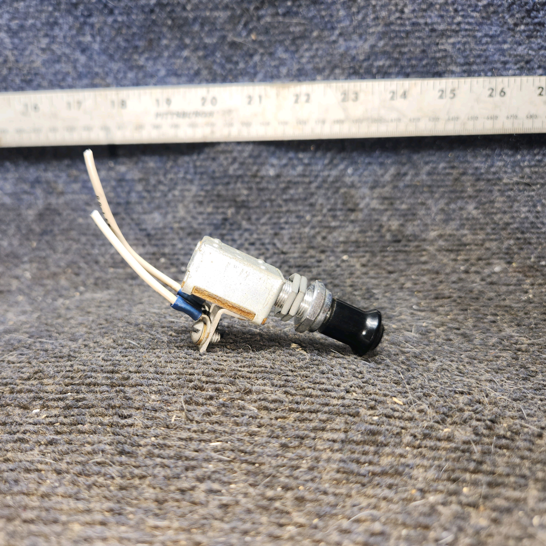 Used aircraft parts for sale, 0713026-4 cessna 172k Beacon Switch Knob Assembly