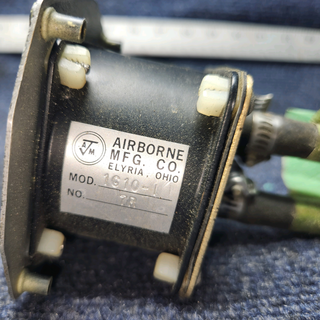 Used aircraft parts for sale, 1G10-1 Airborne PIPER PA28-140 Gyro Suction Gage/Airborne