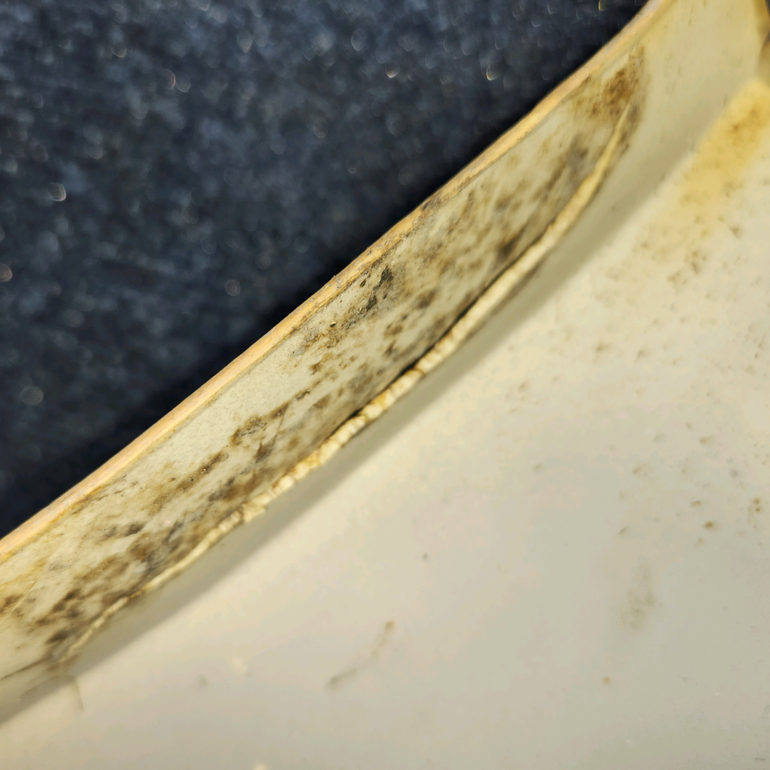 Used aircraft parts for sale, 0515027-10 Cessna 172RG Window Molding – RH