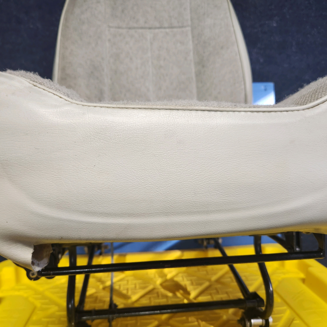 Used aircraft parts for sale, 89026-002 PIPER PA28-161 Warrior III SEAT ASSY LH-PILOT   MECHANICAL GOOD CONDITIONS