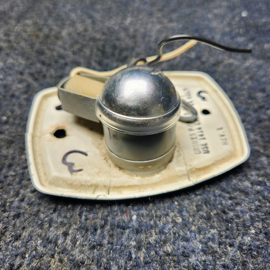 Used aircraft parts for sale, 572-524 Piper PA32RT-300 GRIMES READING LIGHT W/ SWITCH (14V) HAS CRACK