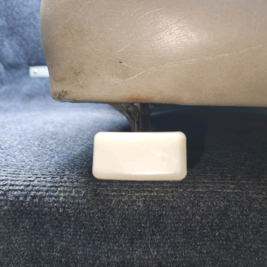 Used aircraft parts for sale, 0400118-90 Cessna C-150J Co-Pilot Right Seat Assy