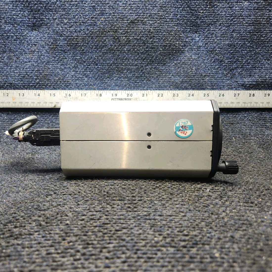 Used aircraft parts for sale, 066-3056-00 King KI-208 Beechcraft 95-B55 VOR / LOG indicator w / Connectors