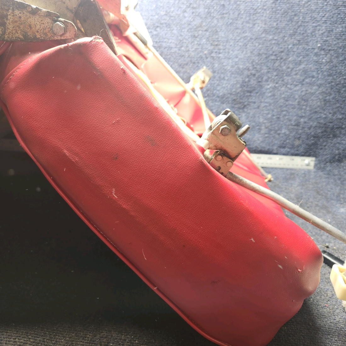 Used aircraft parts for sale, 0400118-65 cessna 150G Seat – LH (Pilot)