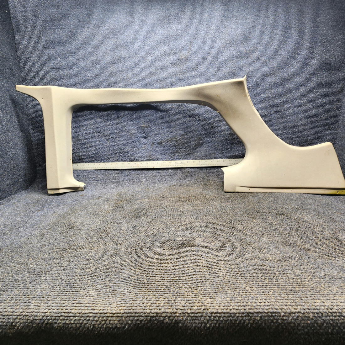 Used aircraft parts for sale, 0515027-10 Cessna 172RG Window Molding – RH