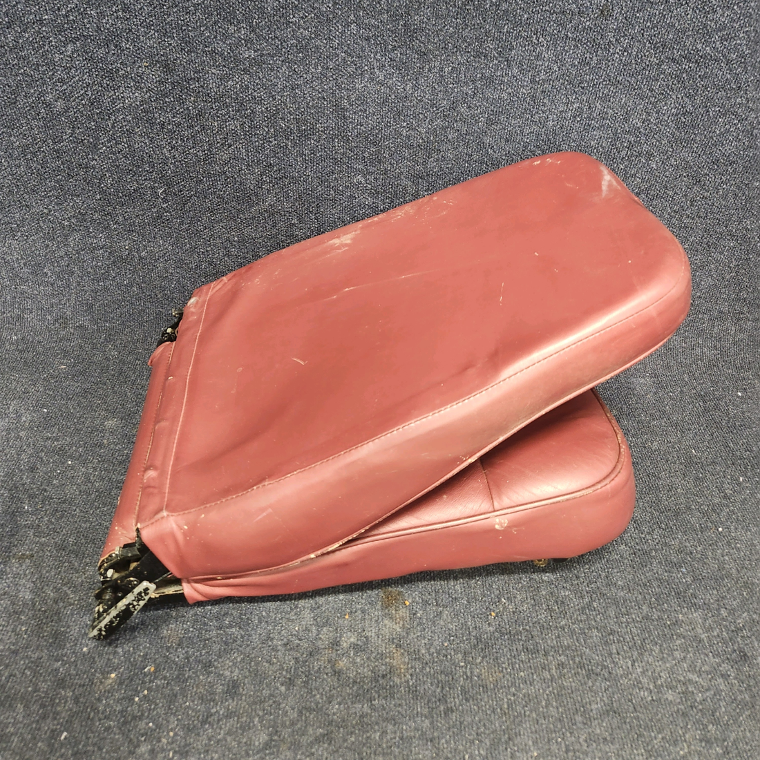 Used aircraft parts for sale, 96827-034 Piper PA32RT-300 PASSENGER SEAT CENTER RH REAR FACING
