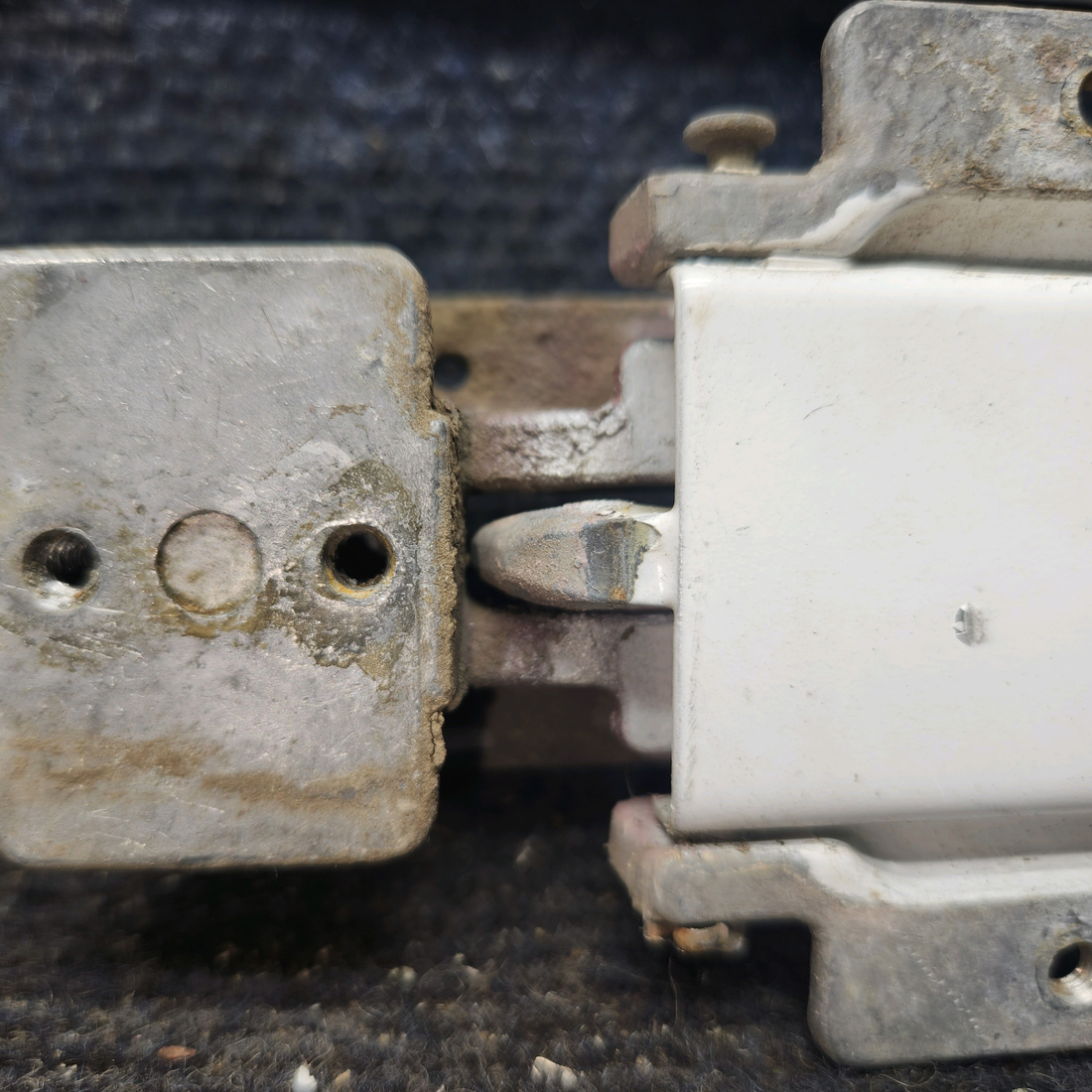 Used aircraft parts for sale, 0511258-2 cessna 150G Cabin Door Latch Housing Assy – LH or RH (Minus Bolt)