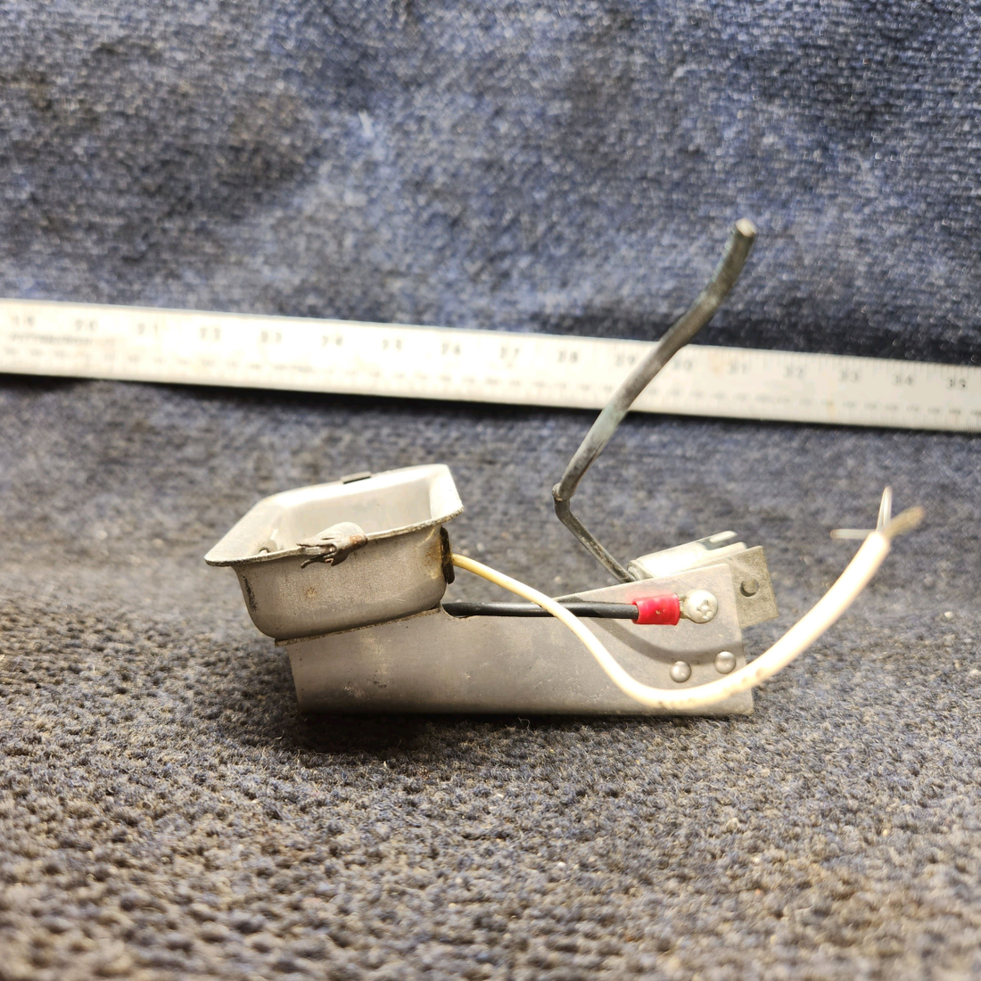 Used aircraft parts for sale, 0413140-5 Cessna 172F Overhead Console Light & Bracket
