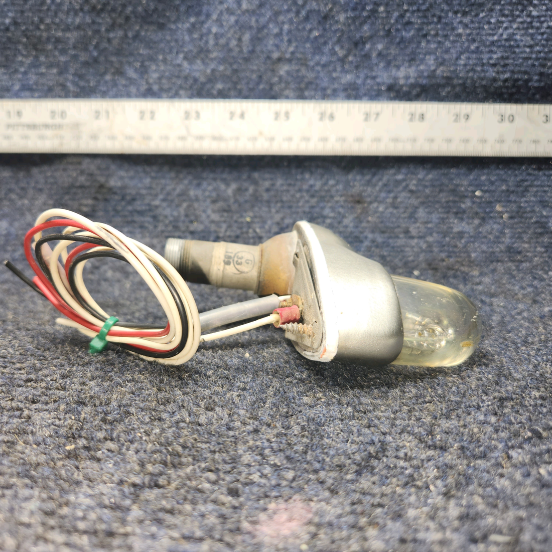 Used aircraft parts for sale, 472-895 Piper PA28-140 Nav Light Assy w/ Green Strobe – 14 volts