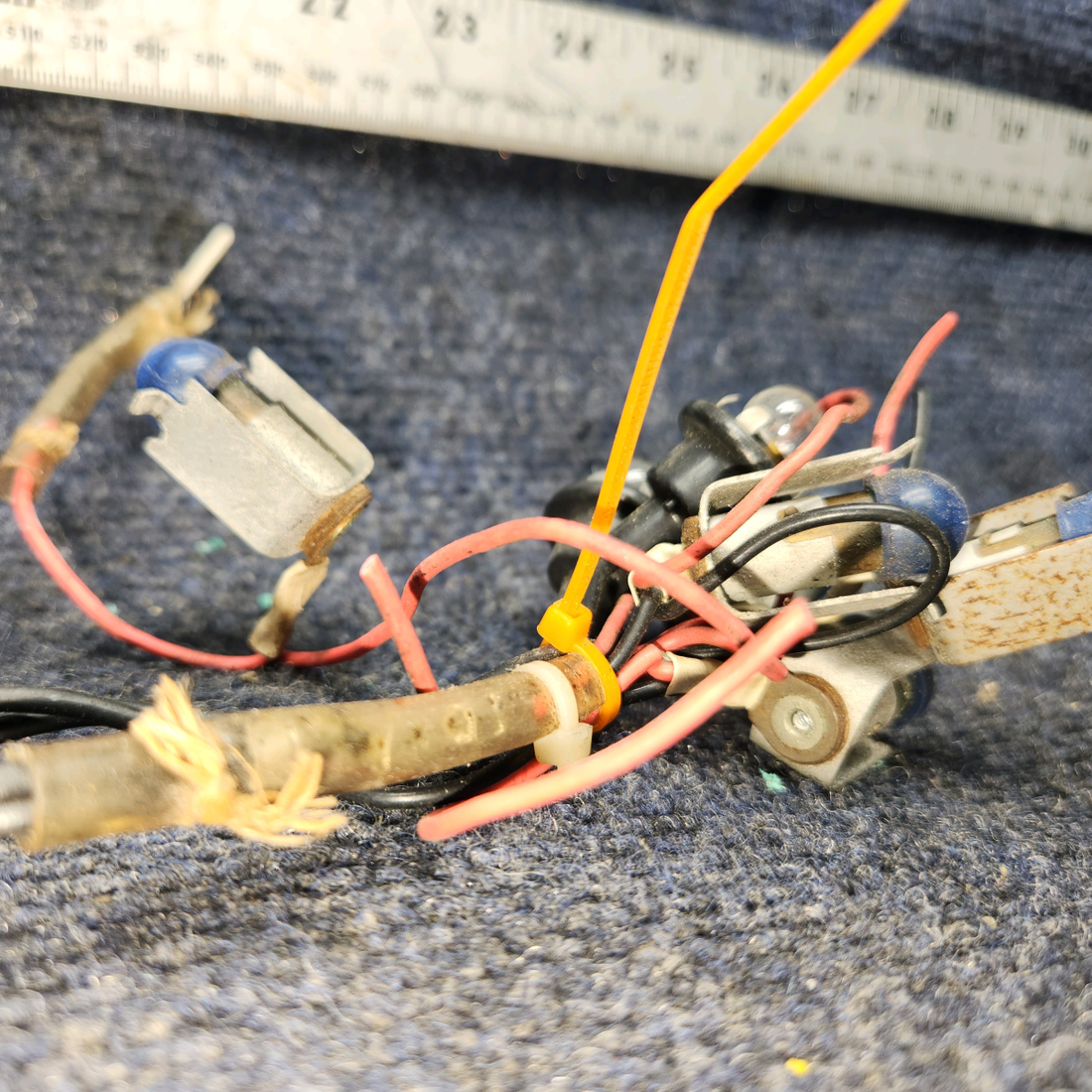 Used aircraft parts for sale, 565-516 PIPER PA28RT-201 Panel Light Holder ( Set of 7)