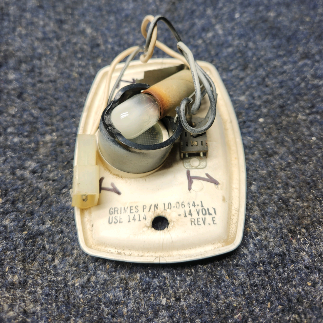 Used aircraft parts for sale, 572-524 Piper PA32RT-300 GRIMES READING LIGHT W/ SWITCH (14V) HAS CRACK