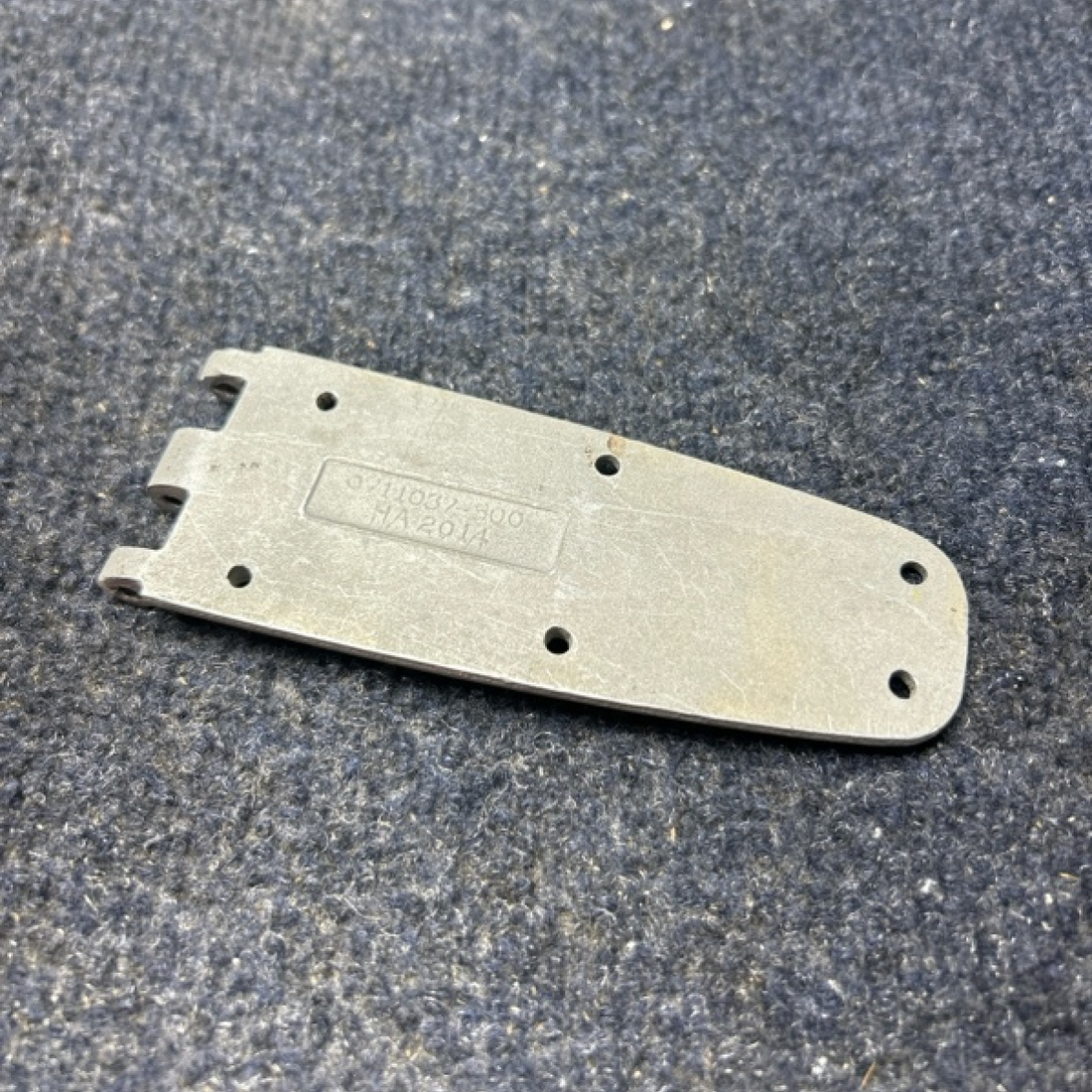 Used aircraft parts for sale, 0711037-500 PIPER- CESSNA-BEECH- MOONEY VARIOS CESSNA CABIN DOOR HINGE RH LOWER