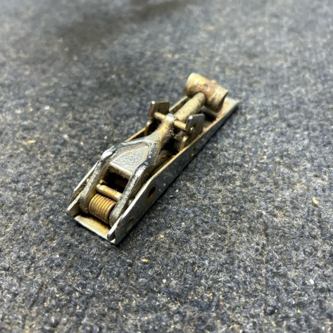 Used aircraft parts for sale, 60-384013 PIPER- CESSNA-BEECH- MOONEY VARIOS NOSE BAGGAGE DOOR LATCH